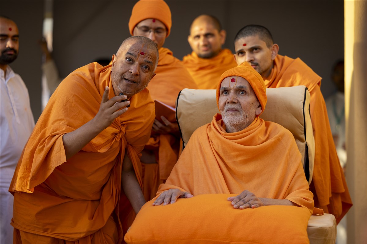 Brahmaviharidas Swami explains some of the fascinating features of the mandir to Swamishri