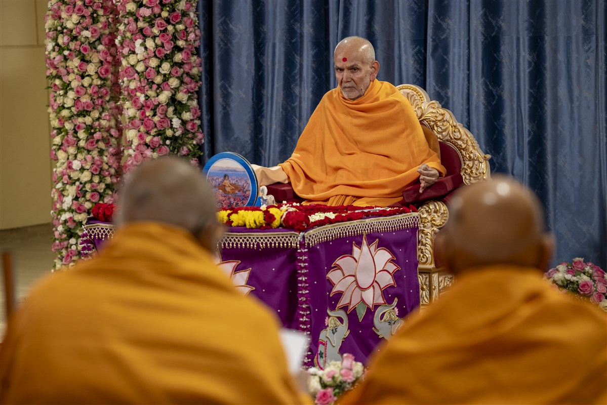 Swamishri responds to the sadguru swamis singing about Yogiji Maharaj