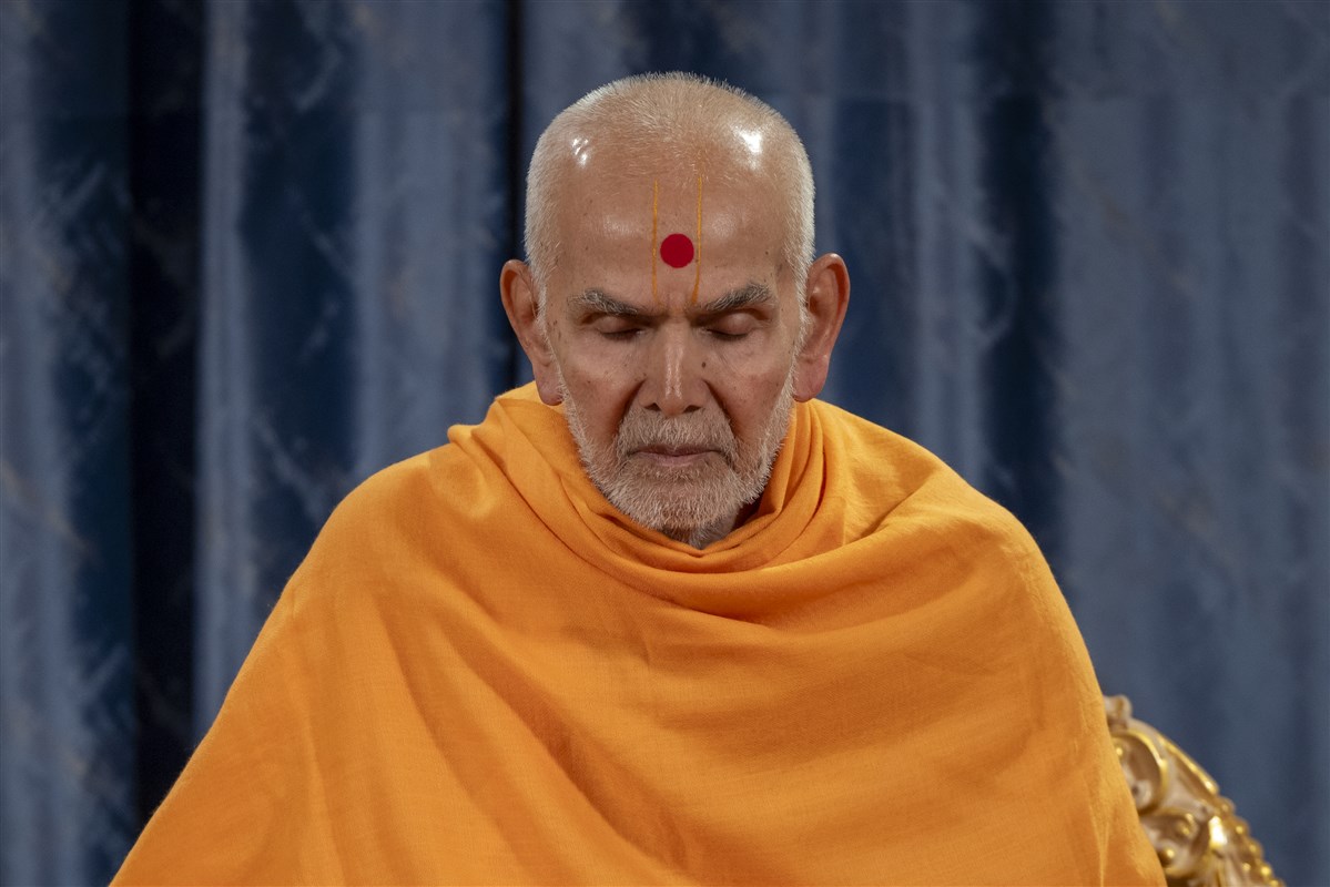 Swamishri engrossed in meditation during his puja