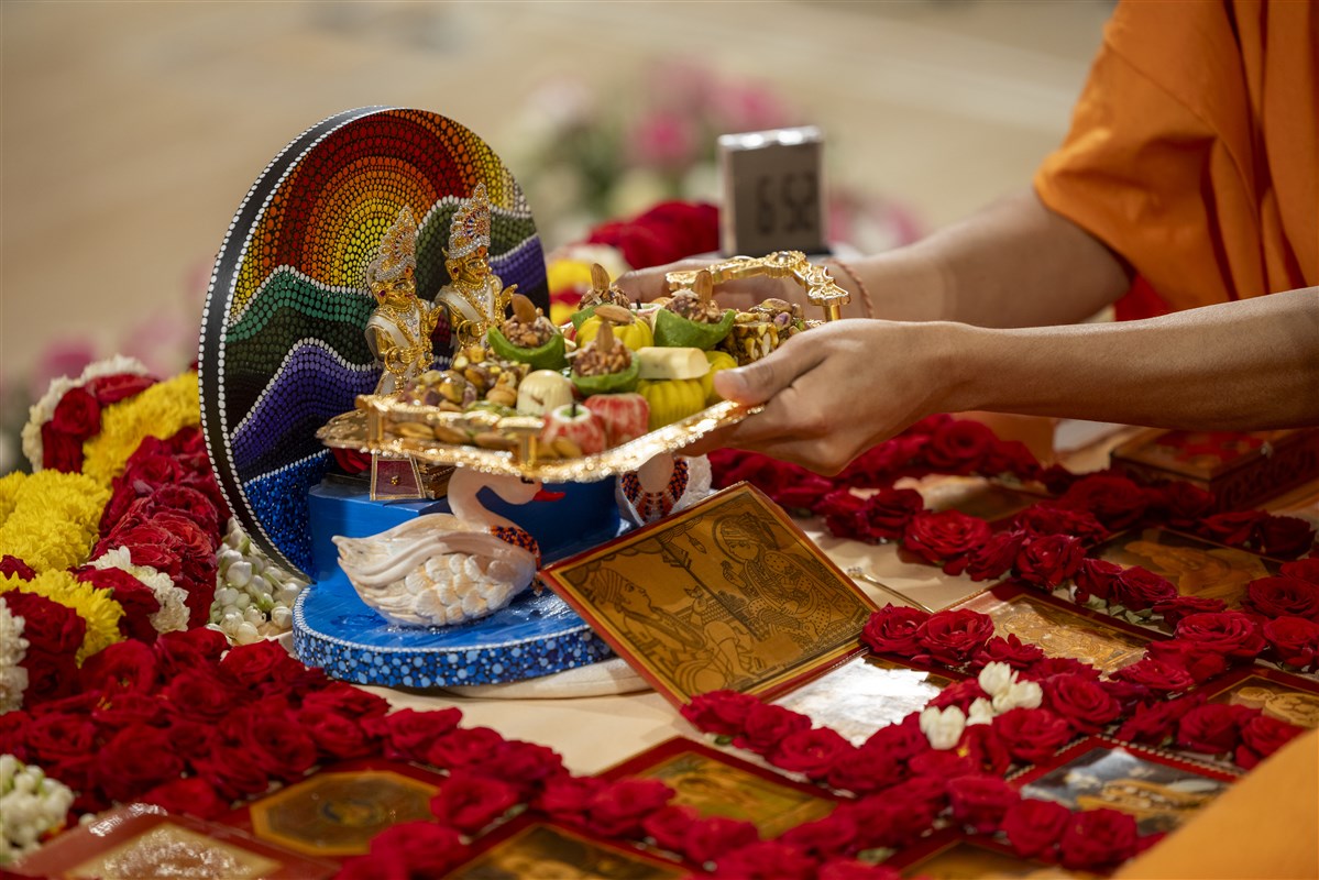 Swamishri offers thal to Harikrishna Maharaj and Gunatitanand Swami
