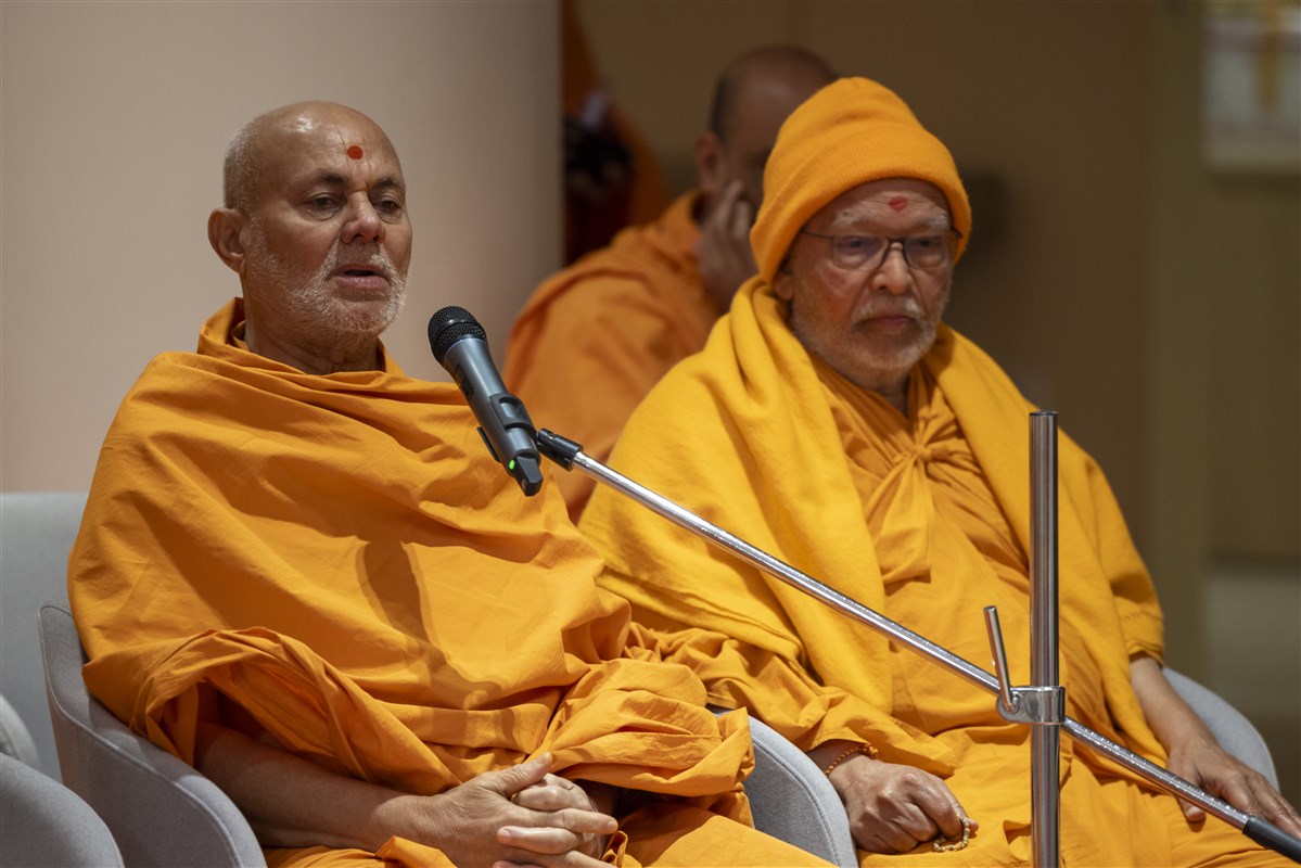 Sadguru Viveksagardas Swami sings a kirtan during Swamishri's puja marking Yogiji Maharaj's antardhan tithi (day of reverting to Akshardham)