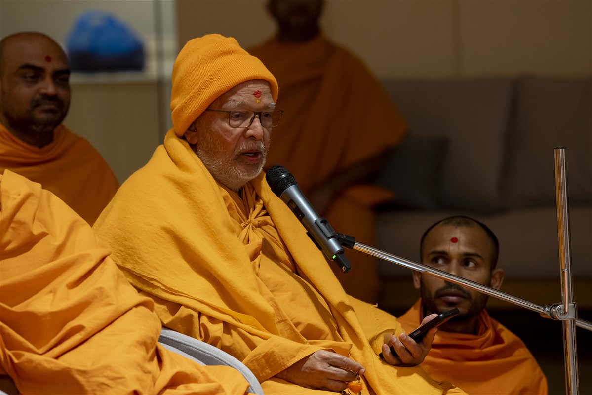 Sadguru Ghanshyamcharandas Swami sings a kirtan during Swamishri's puja: <i>'Yogi dyo darshan amane...'</i>