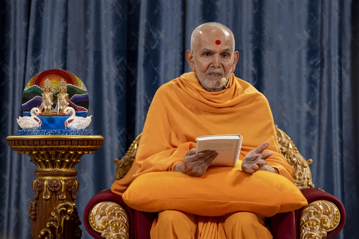 Swamishri blesses the morning assembly by elaborating upon the words of Yogiji Maharaj