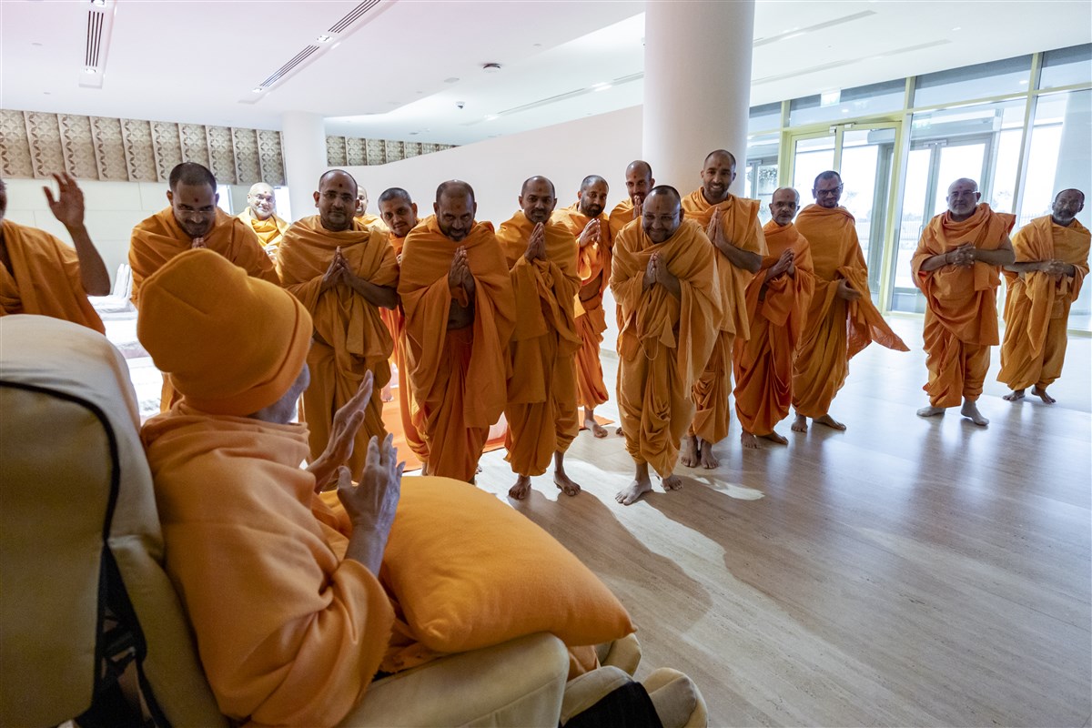 Swamishri blesses swamis as he returns to his residence