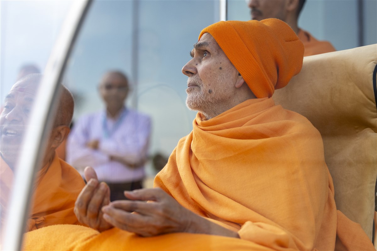 Swamishri observes the mandir's features