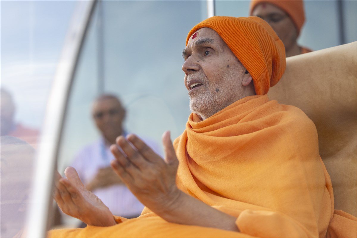 Swamishri expresses his joy and awe upon seeing the mandir