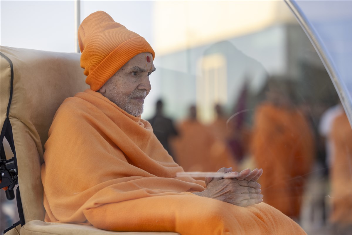 Swamishri engrossed in mandir darshan