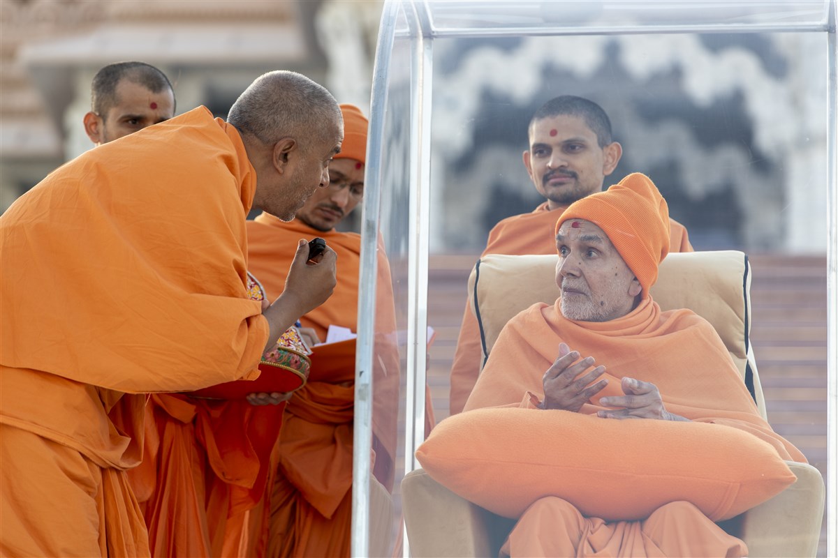 Swamishri listens intently to Brahmaviharidas Swami