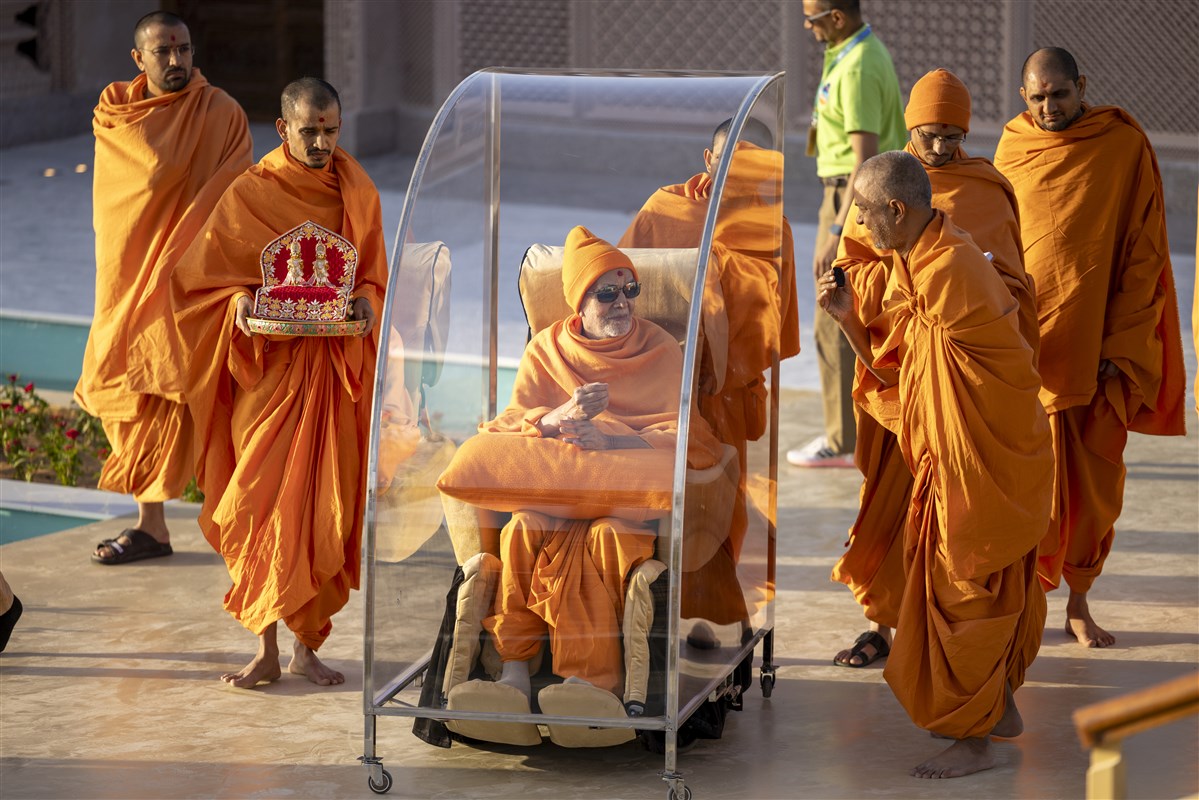 Swamishri proceeds along the mandir campus tour