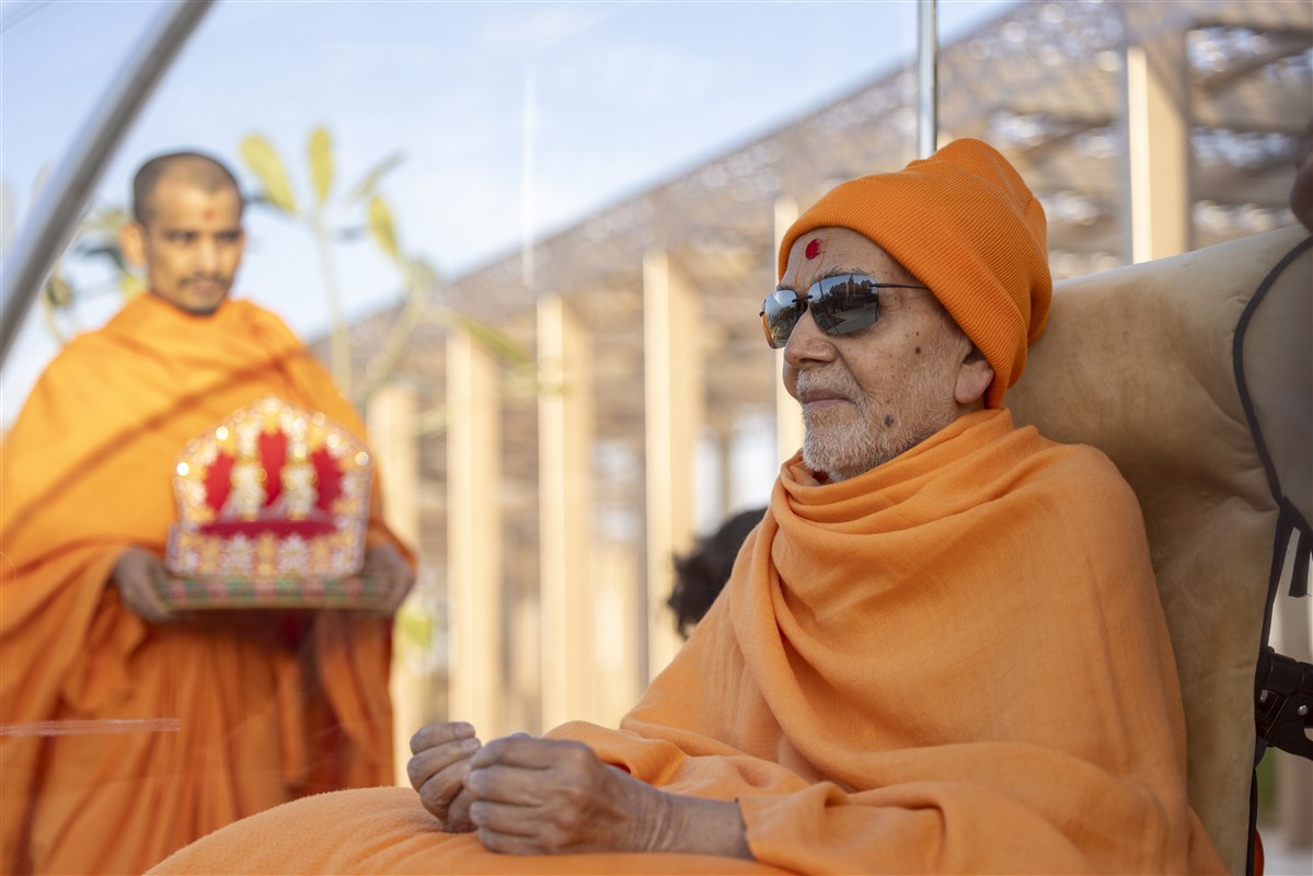 Swamishri engrossed in mandir darshan