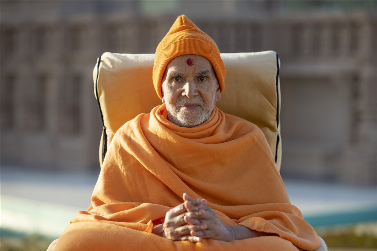 Mahant Swami Maharaj in front of the new mandir