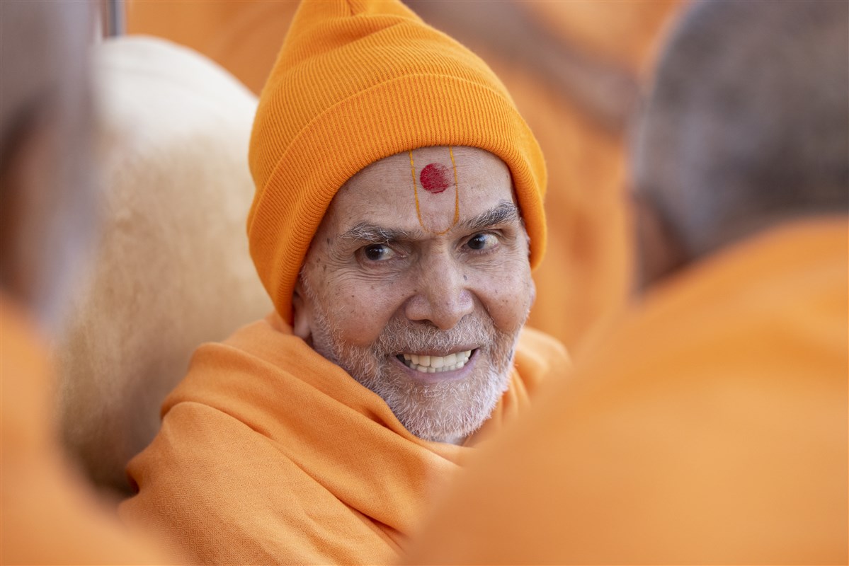 Swamishri joyfully responds to the swamis