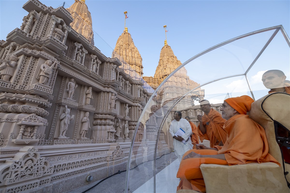 Swamishri observes the carvings of the new mandir