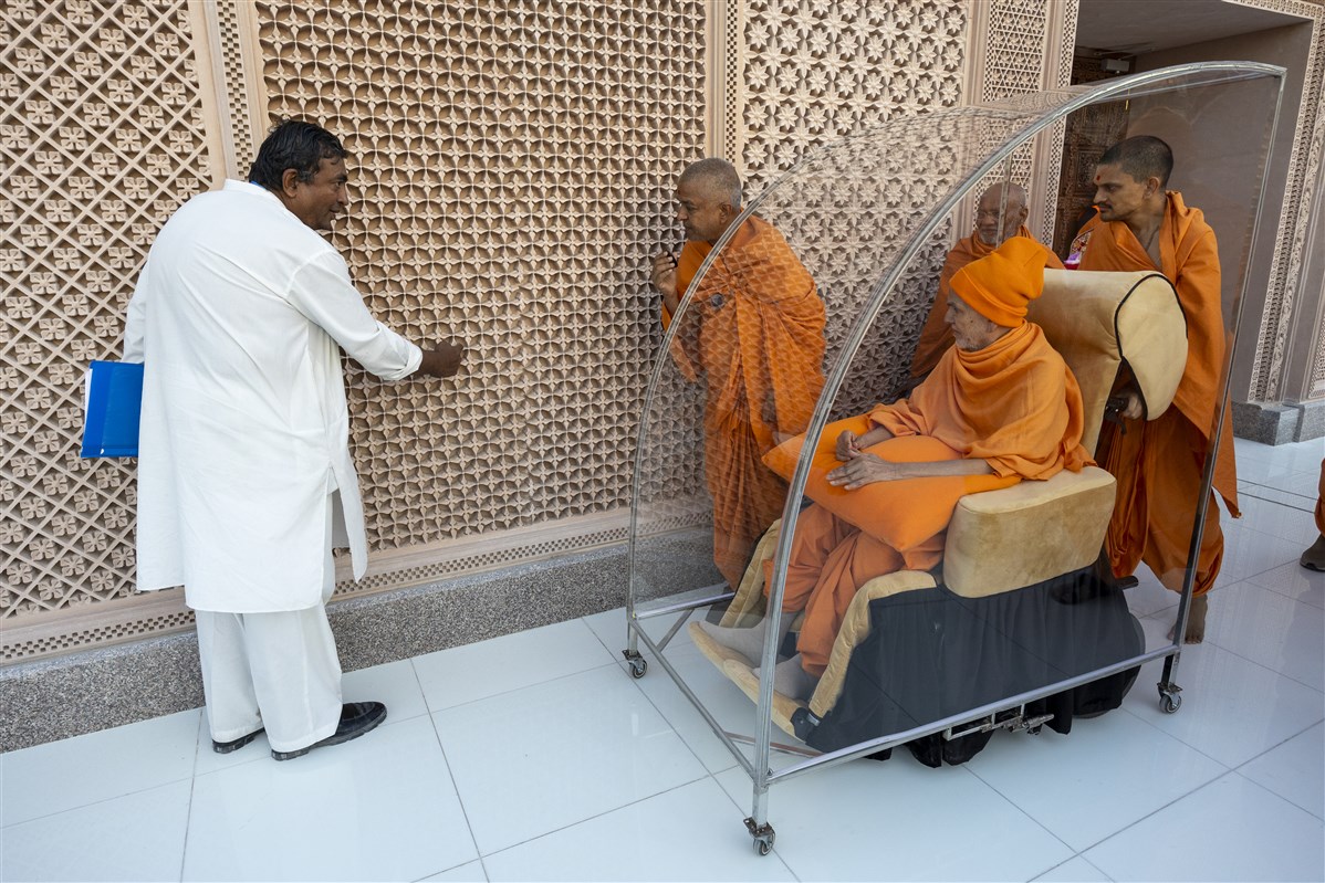 Swamishri observes the intricate stone carvings of the mandir
