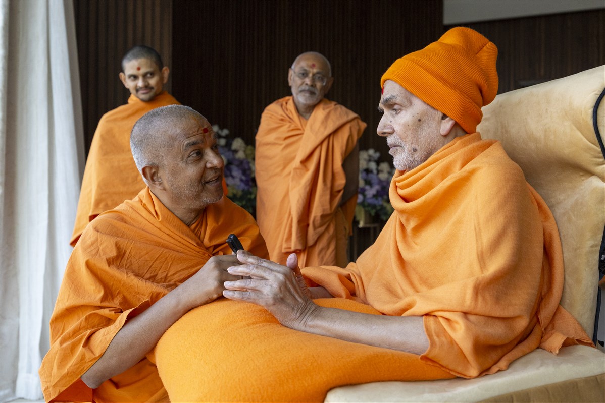 Swamishri listens attentively to Brahmaviharidas Swami