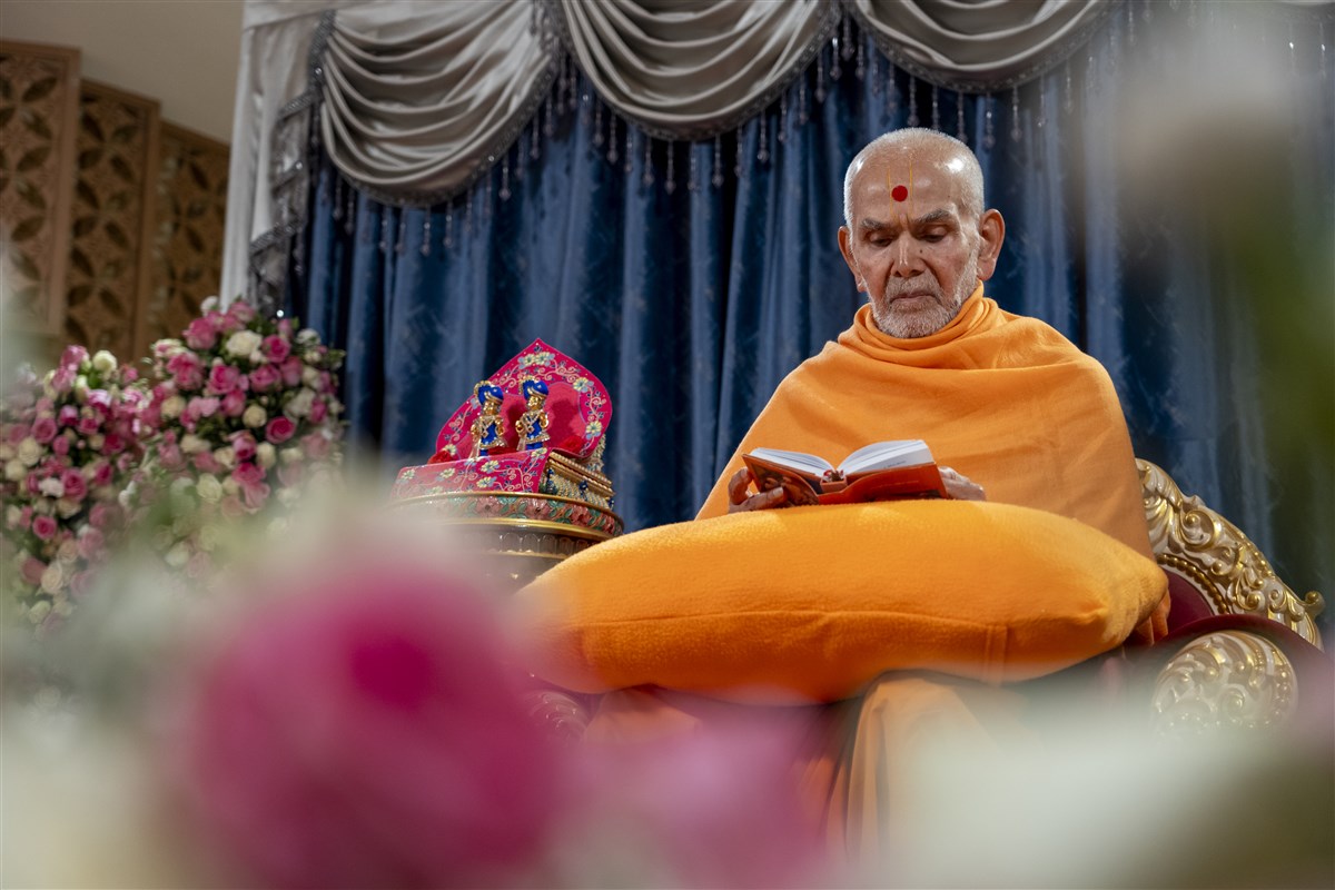 Swamishri reading the Shikshapatri and Satsang Diksha