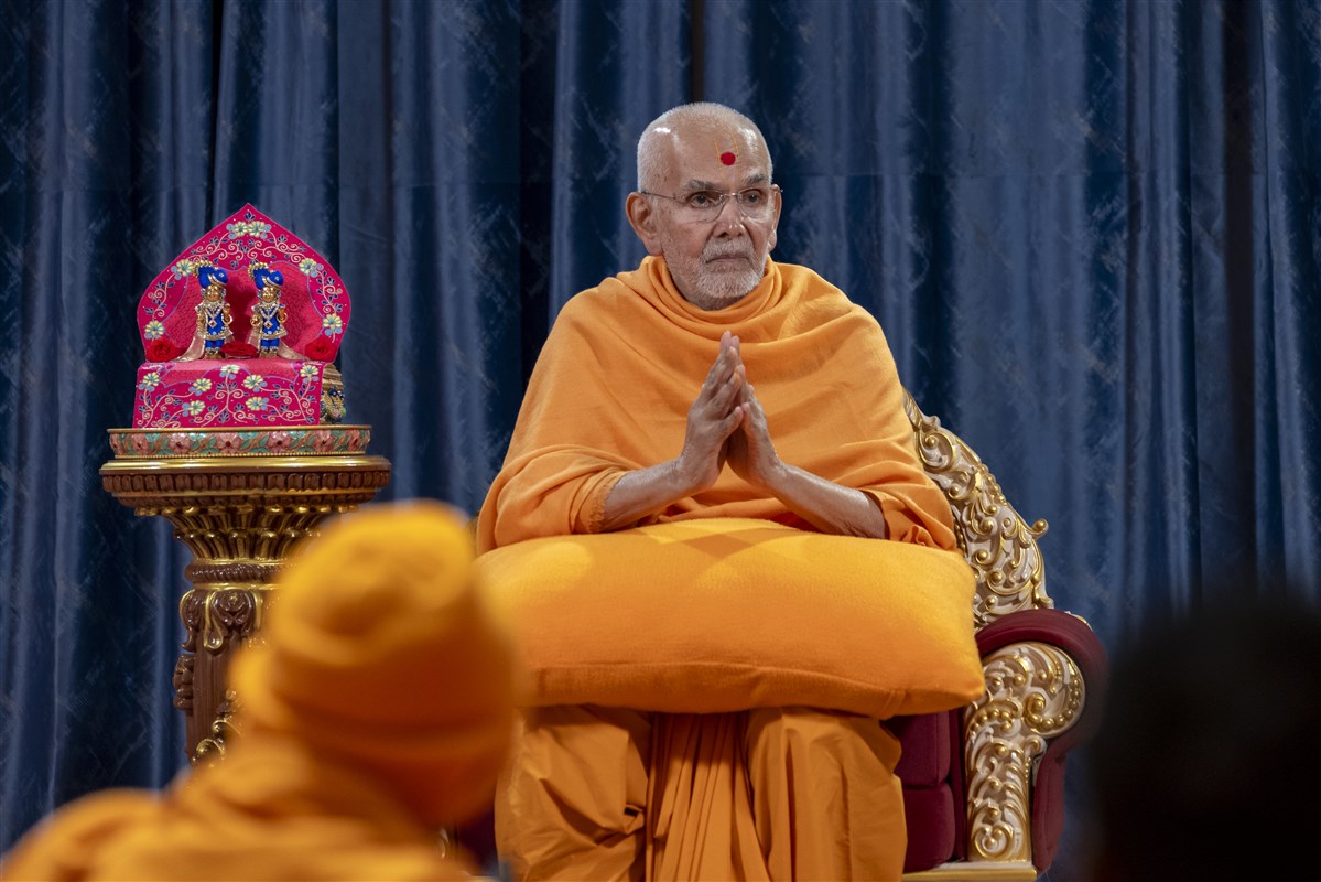 Swamishri greets the swamis with folded hands