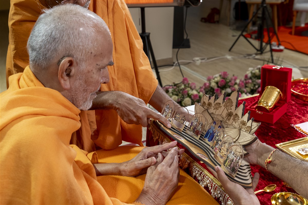 Swamishri observes the murtis that will be worshipped by participants during the yagna