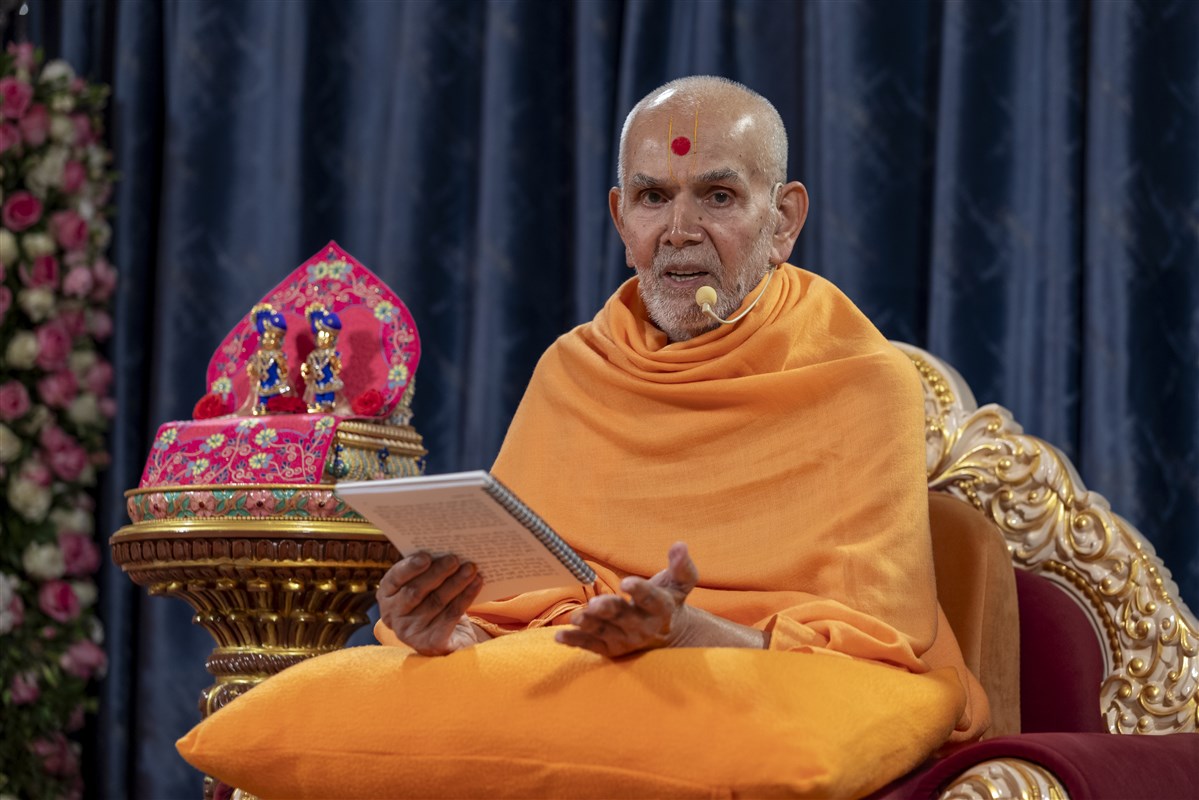 Swamishri blesses the morning assembly by elaborating upon the teachings of Gunatitanand Swami