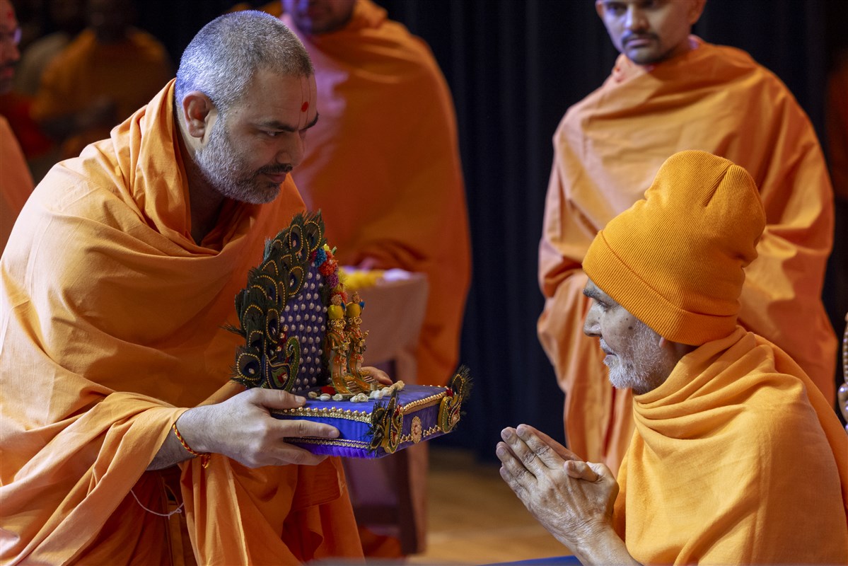 Swamishri engrossed in the darshan of Shri Harikrishna Maharaj and Shri Gunatitanand Swami
