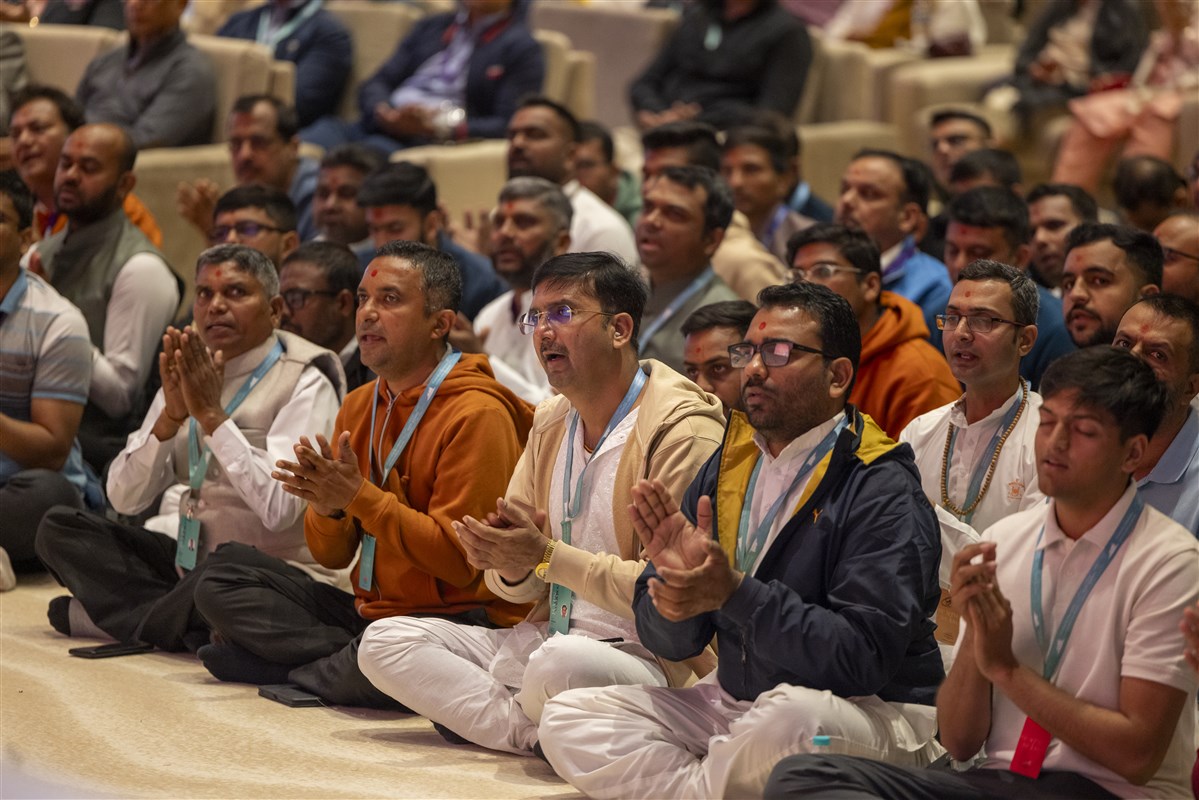 Devotees participate in the dhun during Swamishri's puja