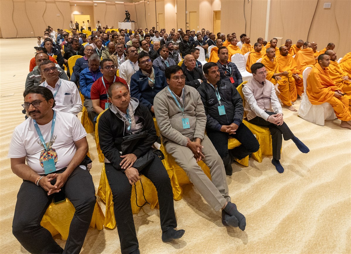 Devotees listening to Swamishri's blessings in the assembly