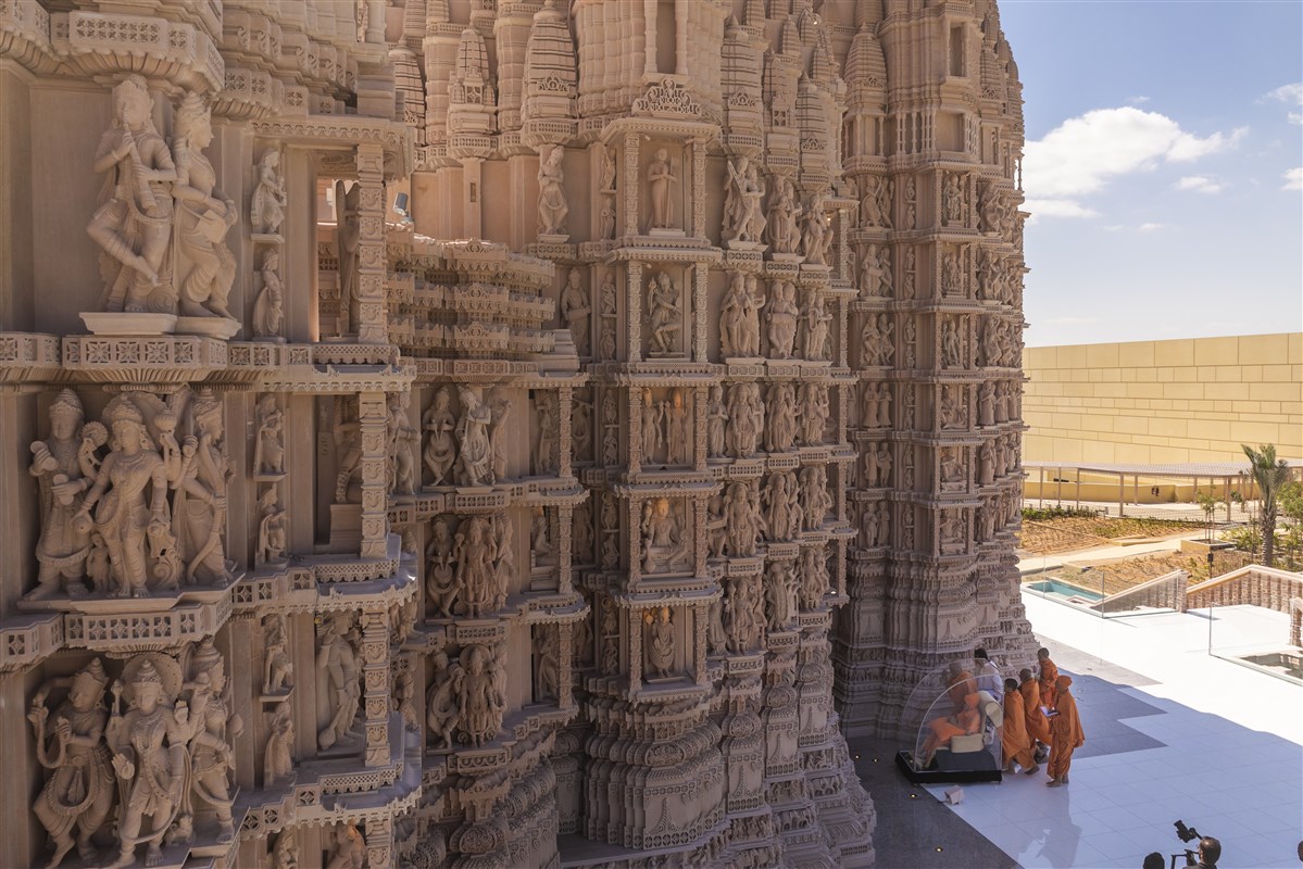 Swamishri admires the intricate carvings of the mandir's exterior