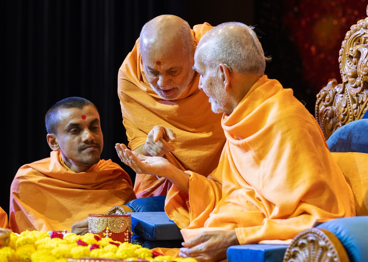 Sadguru Viveksagardas Swami presents a rosary bead sanctified by Bhagwan Swaminarayan to Swamishri