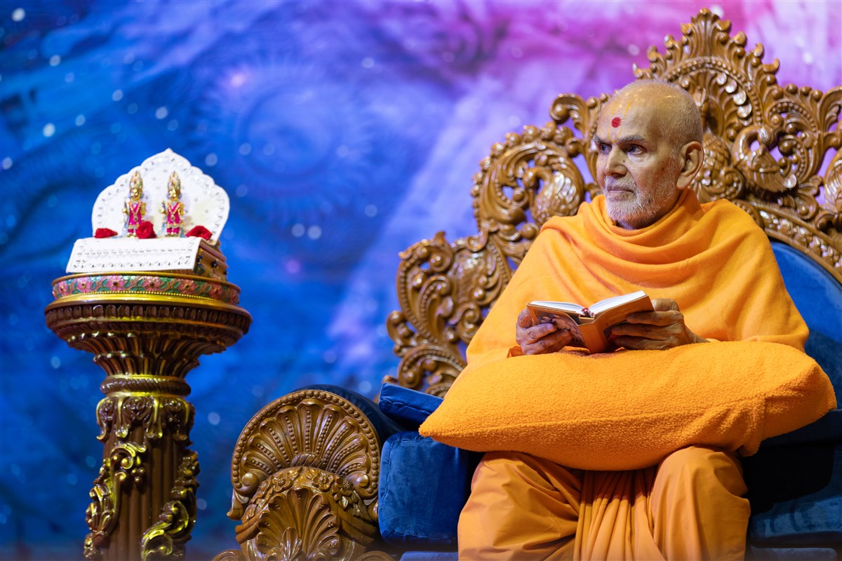 Swamishri listens attentively to the child's recital of the daily prayer