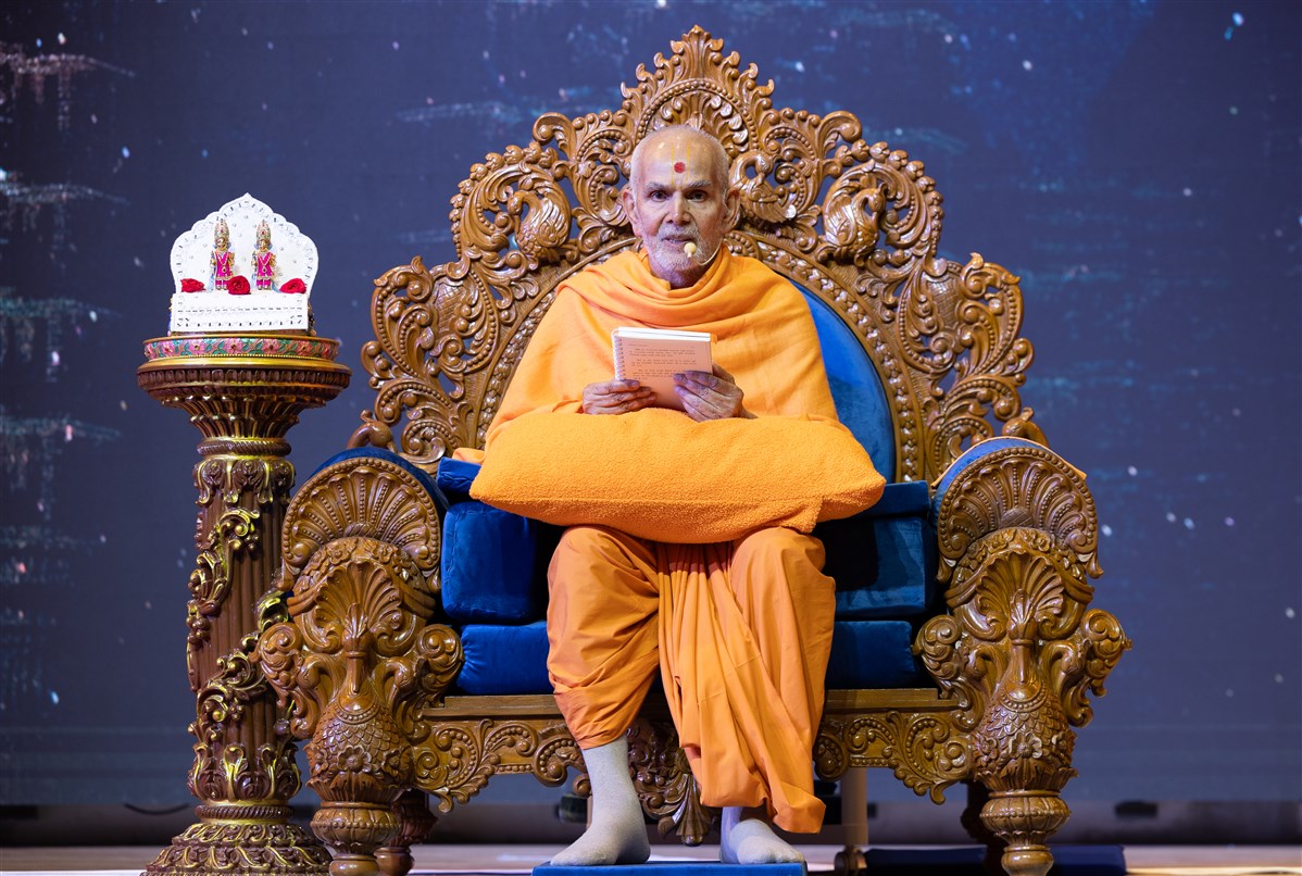 Swamishri blesses the morning assembly by elaborating upon the teachings of Yogiji Maharaj