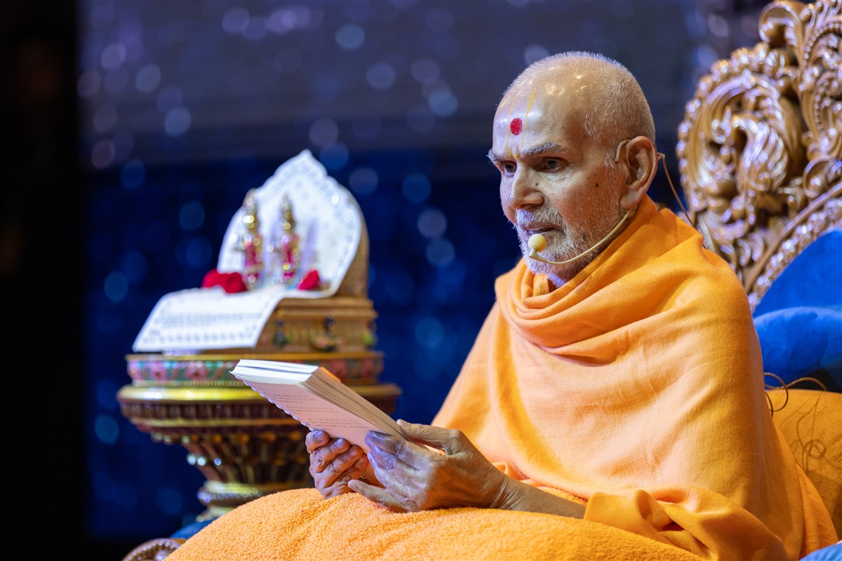 Swamishri engrossed in delivering the morning discourse