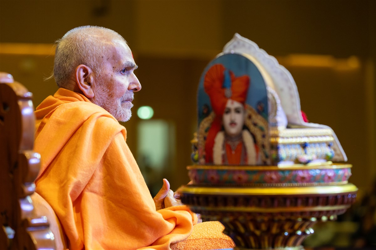 Swamishri listens attentively to Brahmaviharidas Swami
