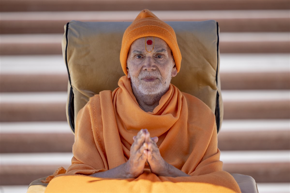 Swamishri with folded hands before the mandir