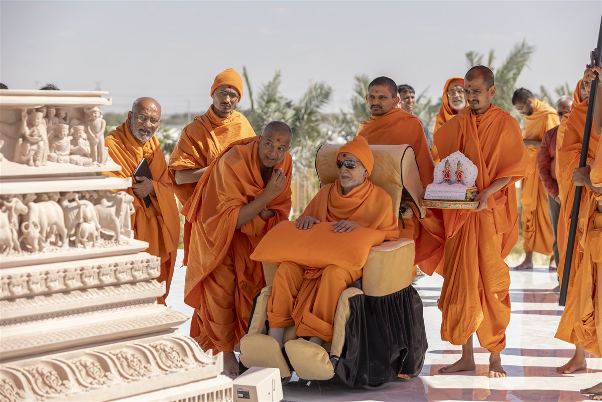 Swamishri observes the mandir's intricate carvings