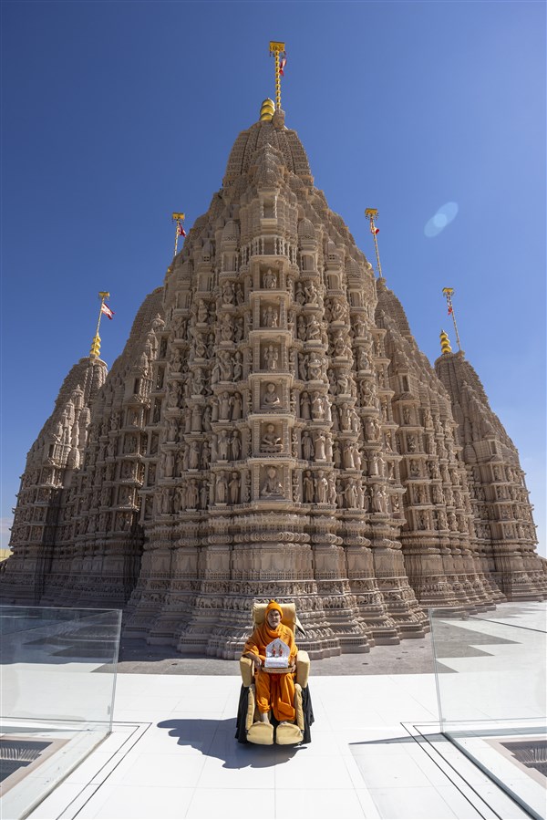 Mahant Swami Maharaj at the rear of the BAPS Hindu Mandir in Abu Dhabi