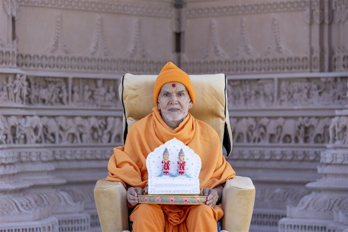 Mahant Swami Maharaj with Thakorji in front of the new mandir
