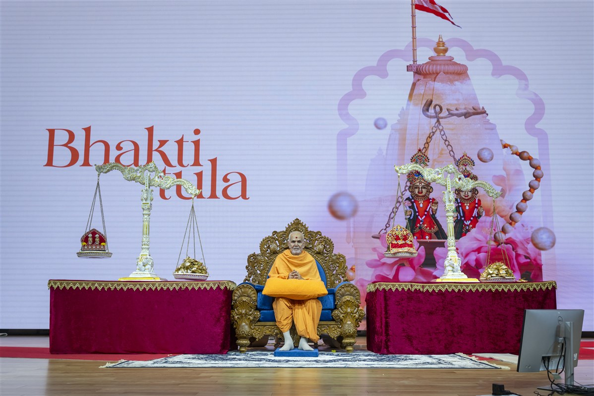 Swamishri presides over the Bhakti Tula ceremony that began after his morning puja