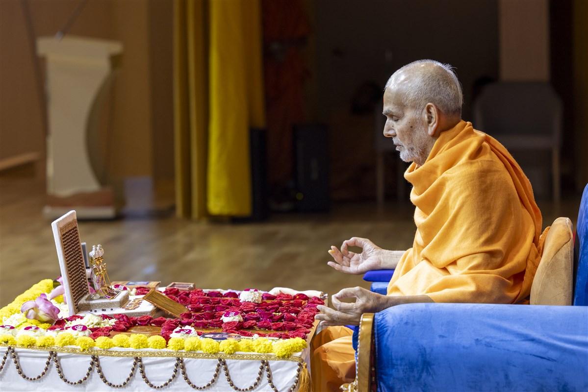 Swamishri meditates during his morning puja