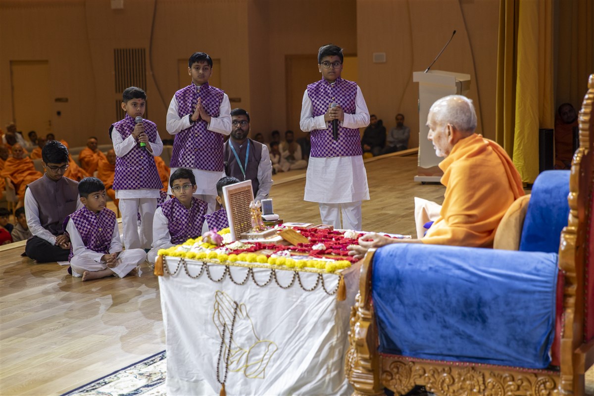 Children recite scriptural passages during Swamishri's puja