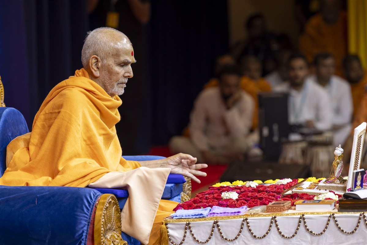 Swamishri turns the mala as he remains engrossed in his puja