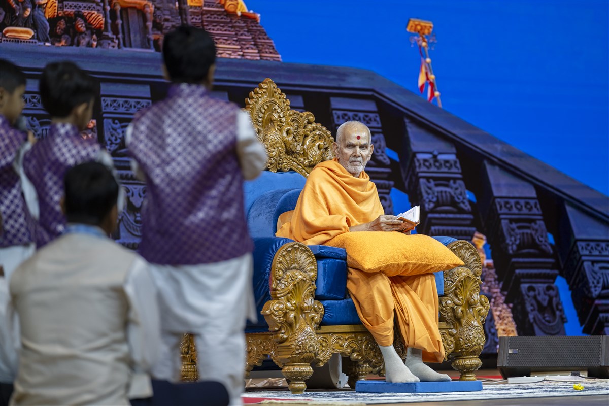 Swamishri listens attentively to the children's recital of the daily prayer