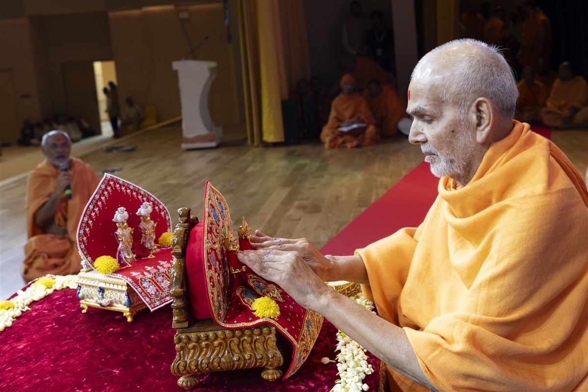 Swamishri performs the pran-pratishtha ceremony of the new Shri Akshar-Purushottam Maharaj murtis for the UAE