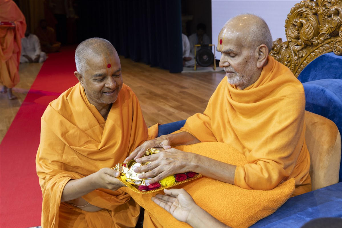 Swamishri blesses the rosary beads that will be offered by swamis and devotees in the Bhakti Tula