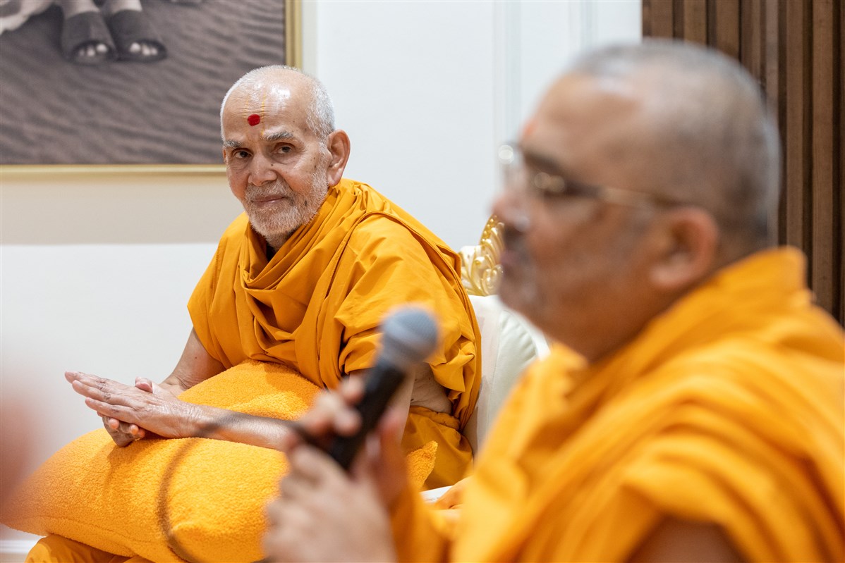 Swamishri listens attentively to Bhadreshdas Swami