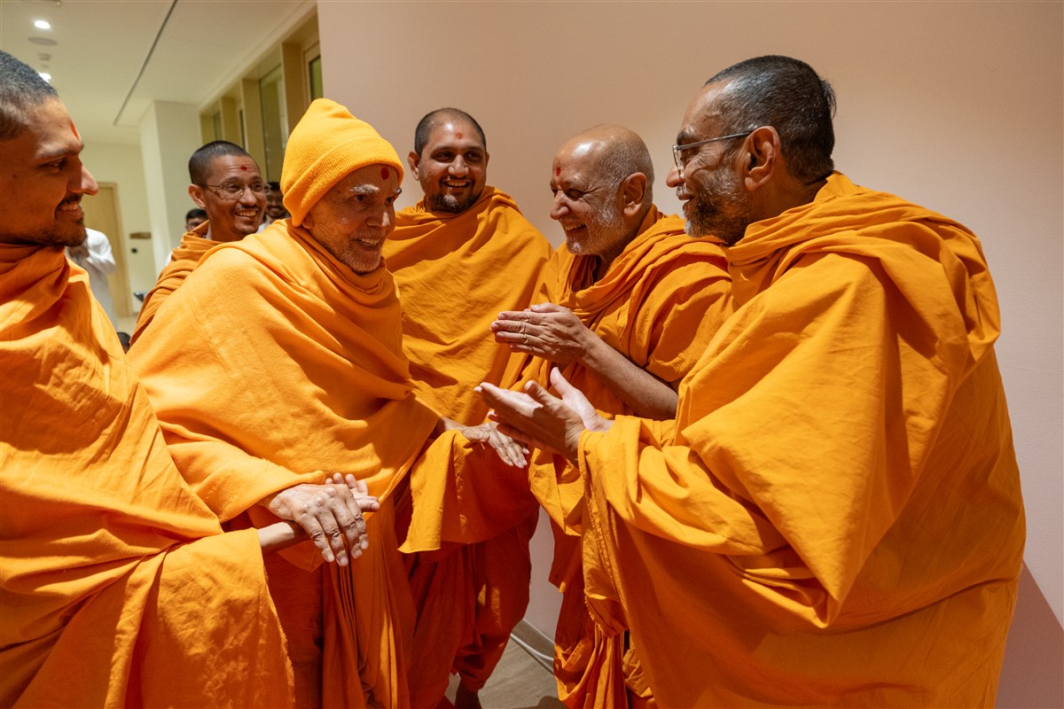 Swamishri shares a light moment with swamis