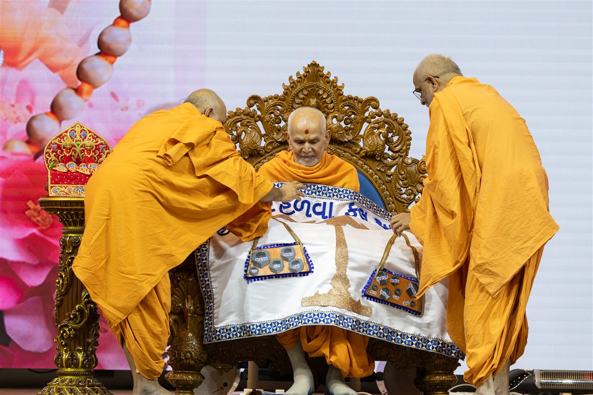 Swamishri accepts a thematically decorated shawl