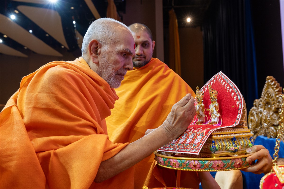 Swamishri performs the pujan of Shri Akshar-Purushottam Maharaj
