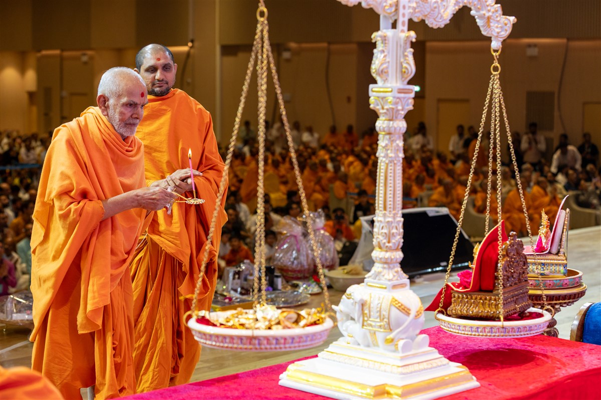 Swamishri performs the arti of Shri Akshar-Purushottam Maharaj in the Bhakti Tula