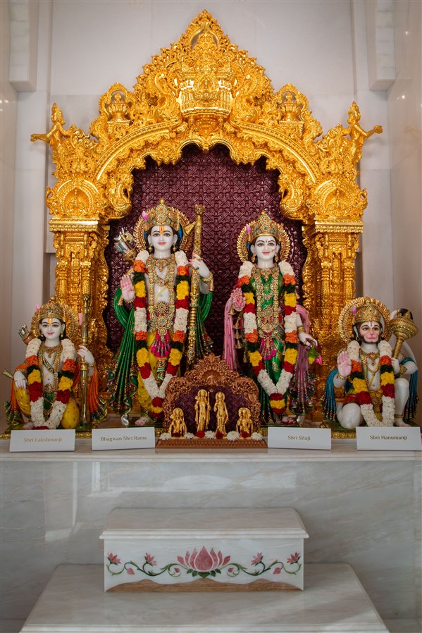 Bhagwan Shri Rama and Shri Sitaji with Shri Lakshmanji and Shri Hanumanji
