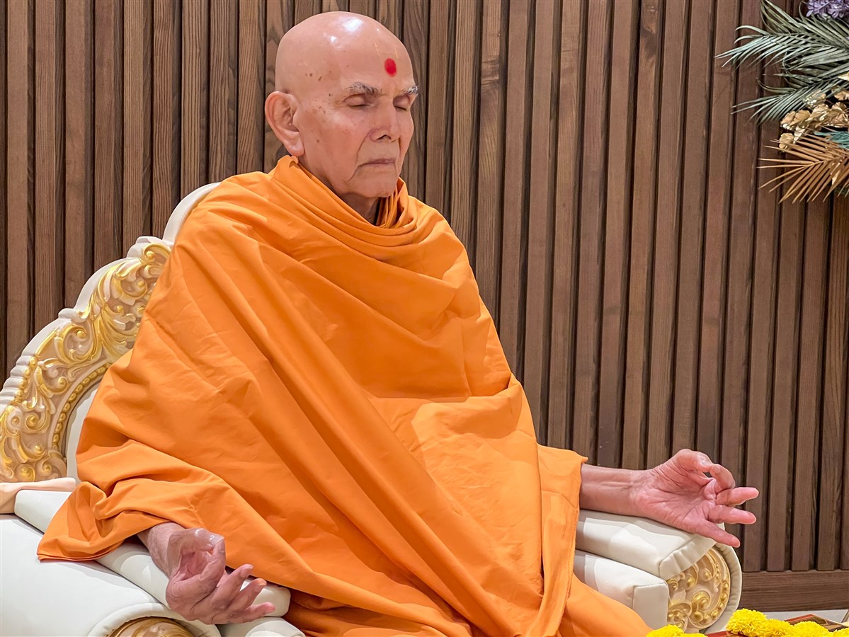 Swamishri meditates in his puja
